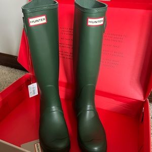 Brand new women’s Hunter boots